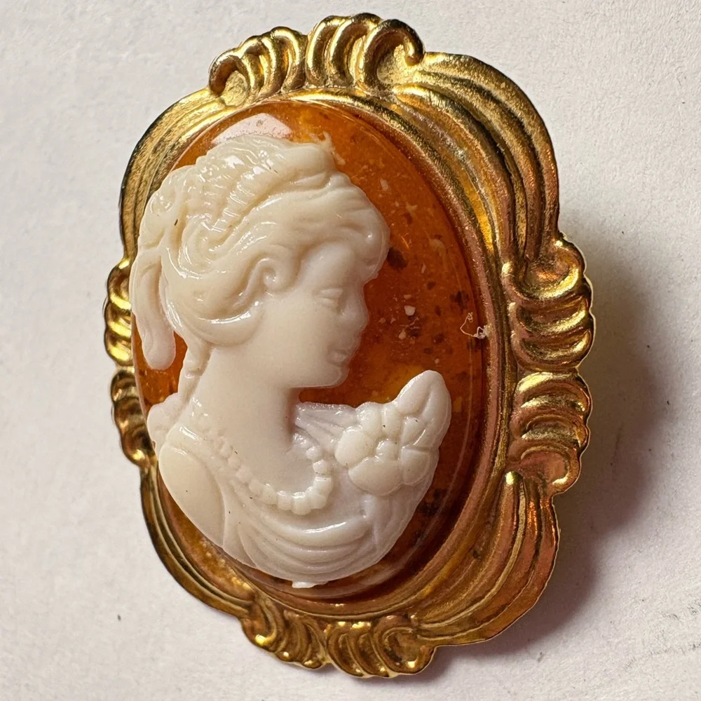 Vintage 1980s Gold tone and Cream Cameo style Brooch